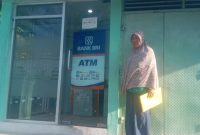 Korban rekening jebol Dwi Kartini Tahir menunjuk ATM Bersama di depan Makodim Sikka, salah satu lokasi penjebol rekening menarik uang miliknya