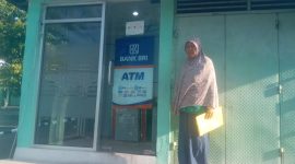 Korban rekening jebol Dwi Kartini Tahir menunjuk ATM Bersama di depan Makodim Sikka, salah satu lokasi penjebol rekening menarik uang miliknya