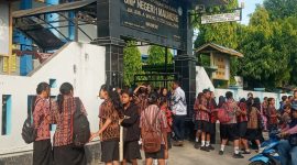Aktifitas sekolah diliburkan menyusul pelajar SMPN 1 Maumere mengalami kerasukan, Kamis (25/5)