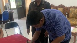 Kadis PKO Sikka Yoseph Heriyanto Vandiron Sales menandatangani berita acara serah terima jabatan, Sabtu (27/5)