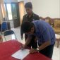 Kadis PKO Sikka Yoseph Heriyanto Vandiron Sales menandatangani berita acara serah terima jabatan, Sabtu (27/5)