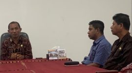 Sekda Sikka Adrianus Firminus Parera bersama Kadis PKO Sikka yang diberhentikan Yoseph Heriyanto Vandiron Sales dan Pelaksana Tugas Kadis PKO Sikka Robertus Ray