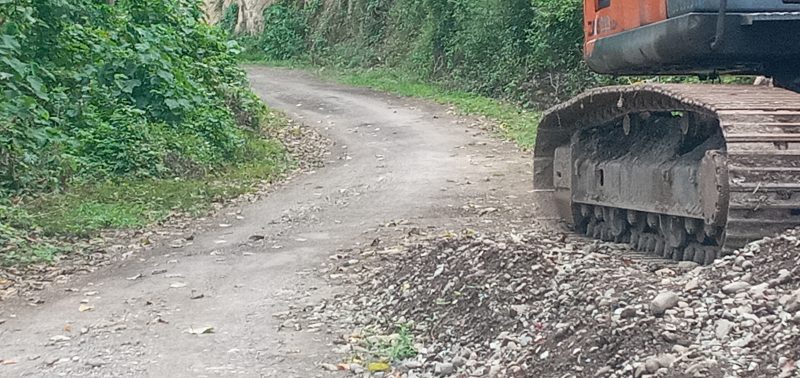Kondisi salah satu bagian ruas jalan Kei-Riit, persisnya di Dusun Koligahar Desa Bloro