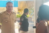 Bupati Sikka Fransiskus Roberto Diogo di Bandara Frans Seda Maumere, Selasa (30/5)