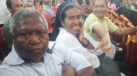 Pater Hubert Thomas bersama beberapa aktifis  Jaringan HAM Sikka 