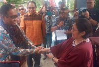 Menko Polhukam Mahfud MD tiba di Kopo Seda Mude di Lekebai Kabupaten Sikka, Rabu (31/5),  disambut Fransisca Xaveria Sika Seda
putri Frans Seda 