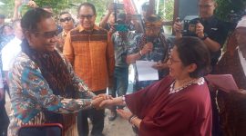 Menko Polhukam Mahfud MD tiba di Kopo Seda Mude di Lekebai Kabupaten Sikka, Rabu (31/5),  disambut Fransisca Xaveria Sika Seda
putri Frans Seda 