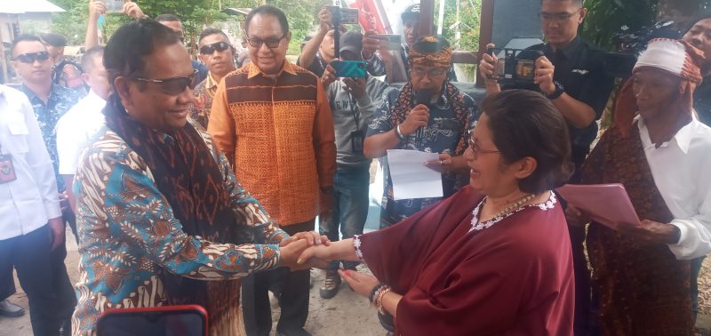 Menko Polhukam Mahfud MD tiba di Kopo Seda Mude di Lekebai Kabupaten Sikka, Rabu (31/5),  disambut Fransisca Xaveria Sika Seda
putri Frans Seda 