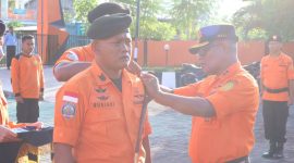 Kepala Kantor Pencarian dan Pertolongan Maumere Mexianus Bekabel mencopot pita sebagai tanda berakhirnya Siaga SAR Khusus Angkutan Lebaran, Rabu (3/5)