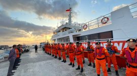 Suasana apel pelepasan personil Siaga SAR Khusus KTT Asean di Pelabuhan Wuring Maumere, Jumat (5/5)