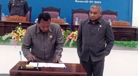 Pimpinan DPRD Sikka menandatangani surat usulan pemberhentian Bupati Sikka dan Wakil Bupati Sikka, Selasa (8/5) 