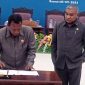 Pimpinan DPRD Sikka menandatangani surat usulan pemberhentian Bupati Sikka dan Wakil Bupati Sikka, Selasa (8/5) 