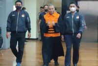 Stefanus Roy Rening mengenakan rompi tahanan KPK, membaluti toga pengacara yang dia kenakan