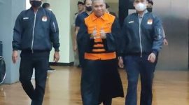 Stefanus Roy Rening mengenakan rompi tahanan KPK, membaluti toga pengacara yang dia kenakan