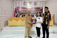 Ketua Partai Garuda Sikka Heldigardis Sunur menerima tanda terima dan berita acara pendaftaran bakal calon legislatif dari Ketua KPU Sikka Yohanes Krisostomus Feri, Minggu (14/5) malam 