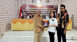Ketua Partai Garuda Sikka Heldigardis Sunur menerima tanda terima dan berita acara pendaftaran bakal calon legislatif dari Ketua KPU Sikka Yohanes Krisostomus Feri, Minggu (14/5) malam 