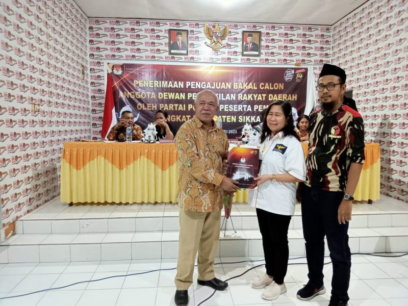 Ketua Partai Garuda Sikka Heldigardis Sunur menerima tanda terima dan berita acara pendaftaran bakal calon legislatif dari Ketua KPU Sikka Yohanes Krisostomus Feri, Minggu (14/5) malam 