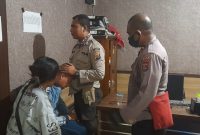 Ajudan Bupati Sikka dalam keadaan mabok sedang ditenangkan aparat kepolisian, Jumat (19/5) malam