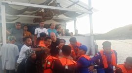 Proses evakuasi 12 penumpang selamat kapal wisata, Sabtu (20/5)