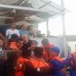 Proses evakuasi 12 penumpang selamat kapal wisata, Sabtu (20/5)