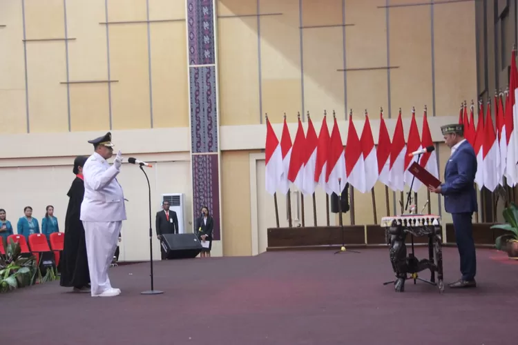 Gubernur NTT Viktor Bungtilu Laiskodat melantik Matheos Tan sebagai Penjabat Bupati Lembata