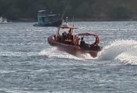 Kapal RIB Pos SAR Mabar melakukan pencarian 12 orang yang tenggelam bersama KM Lalingke di perairan Batu Tiga Labuan Bajo, Sabtu (20/5) 
