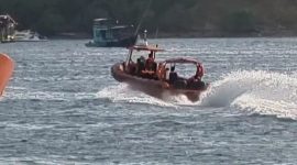 Kapal RIB Pos SAR Mabar melakukan pencarian 12 orang yang tenggelam bersama KM Lalingke di perairan Batu Tiga Labuan Bajo, Sabtu (20/5) 