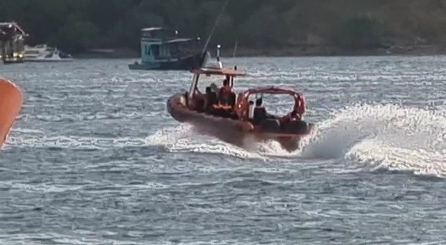 Kapal RIB Pos SAR Mabar melakukan pencarian 12 orang yang tenggelam bersama KM Lalingke di perairan Batu Tiga Labuan Bajo, Sabtu (20/5) 