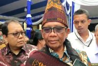 Menko Polhukam Mahfud MD saat berada di rumah masa kecil Frans Seda, Rabu (31/5)