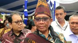 Menko Polhukam Mahfud MD saat berada di rumah masa kecil Frans Seda, Rabu (31/5)