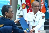 Ketua Partai Garuda Ahmad Ridha Sabana menyerahkan berkas pendaftaran bacaleg RI kepada Ketua KPU, Kamis (12/5)