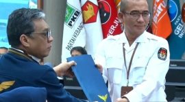 Ketua Partai Garuda Ahmad Ridha Sabana menyerahkan berkas pendaftaran bacaleg RI kepada Ketua KPU, Kamis (12/5)