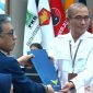 Ketua Partai Garuda Ahmad Ridha Sabana menyerahkan berkas pendaftaran bacaleg RI kepada Ketua KPU, Kamis (12/5)