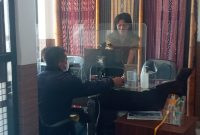 Iswadi, operator dana TPG di Dinas PKO Sikka melapor diri di Kantor Kejaksaan Negeri Sikka untuk memenuhi panggilan pemeriksaan, Selasa (6/6)