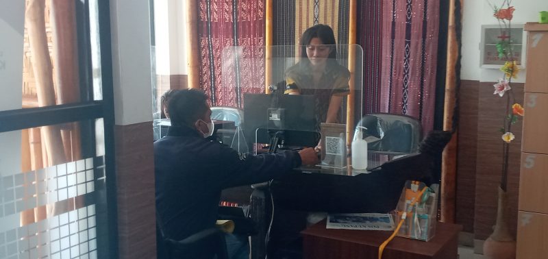 Iswadi, operator dana TPG di Dinas PKO Sikka melapor diri di Kantor Kejaksaan Negeri Sikka untuk memenuhi panggilan pemeriksaan, Selasa (6/6)
