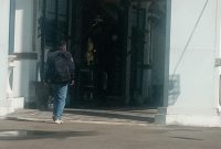 Iswadi membawa ransel hitam berisi laptop, mendatangi Kantor Kejaksaan Negeri Sikka, Selasa (6/6)