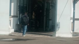 Iswadi membawa ransel hitam berisi laptop, mendatangi Kantor Kejaksaan Negeri Sikka, Selasa (6/6)