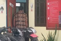Kadis PKO Sikka yang diberhentikan sementara Yoseph Heriyanto Vandiron Sales memasuki ruangan Unit Tipikor Reskrim Polres Sikka, Kamis (8/6)  