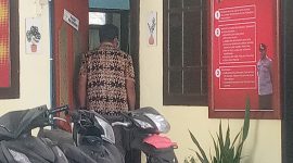 Kadis PKO Sikka yang diberhentikan sementara Yoseph Heriyanto Vandiron Sales memasuki ruangan Unit Tipikor Reskrim Polres Sikka, Kamis (8/6)  