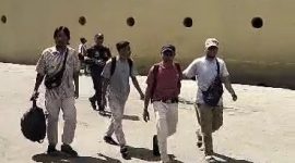 Polisi di Sikka menggelandang tenaga kerja ilegal asal Kabupaten Sikka yang diamankan di Pelabuhan Laurens Say Maumere, Minggu (11/6)