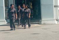 Guru penerima dana sertifikasi meninggalkan Kantor Kejaksaan Negeri Sikka usai diperiksa jaksa, Senin (12/6)