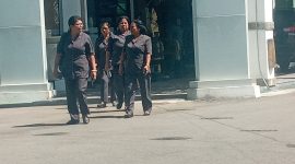 Guru penerima dana sertifikasi meninggalkan Kantor Kejaksaan Negeri Sikka usai diperiksa jaksa, Senin (12/6)