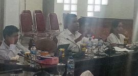 Kepala Dinas PKO yang diberhentikan Yoseph Heriyanto Vandiron Sales sedang memberikan keterangan saat RDP bersama DPRD Sikka, Rabu (14/6)