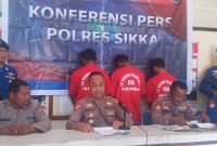 Wakapolres Sikka Kompol Ruliyanto Junaedi Putera Pahroen didampingi Kasat Polairud Ipda Herson Liman saat konperensi pers, Senin (19/6)