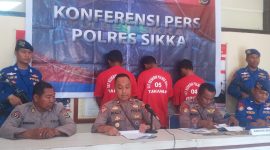 Wakapolres Sikka Kompol Ruliyanto Junaedi Putera Pahroen didampingi Kasat Polairud Ipda Herson Liman saat konperensi pers, Senin (19/6)