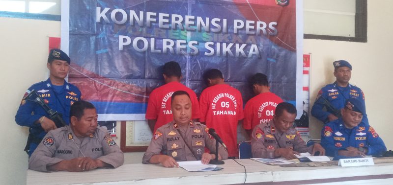 Wakapolres Sikka Kompol Ruliyanto Junaedi Putera Pahroen didampingi Kasat Polairud Ipda Herson Liman saat konperensi pers, Senin (19/6)