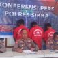 Wakapolres Sikka Kompol Ruliyanto Junaedi Putera Pahroen didampingi Kasat Polairud Ipda Herson Liman saat konperensi pers, Senin (19/6)