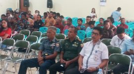 Kepala Bidang Pengelolaan Informasi Administrasi Kependudukan Dinas Dukcapil Piter Liman Hege (baju putih) saat rapat pleno rekapitulasi DPT, Rabu (21/6)