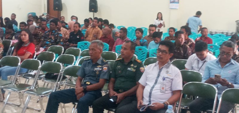 Kepala Bidang Pengelolaan Informasi Administrasi Kependudukan Dinas Dukcapil Piter Liman Hege (baju putih) saat rapat pleno rekapitulasi DPT, Rabu (21/6)