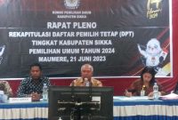 Ketua KPU Sikka Yohanes Krisostomus Feri memimpin rapat pleno reakapitulasi daftar pemilih tetap, Rabu (21/6)